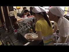 หนังโป๊ญี่ปุ่น Asuka เธอเป็นเด็กเสิร์ฟที่โดนเพื่อนร่วมงานและลูกค้า รุมข่มขืนในร้านอาหาร ตอนที่ 1